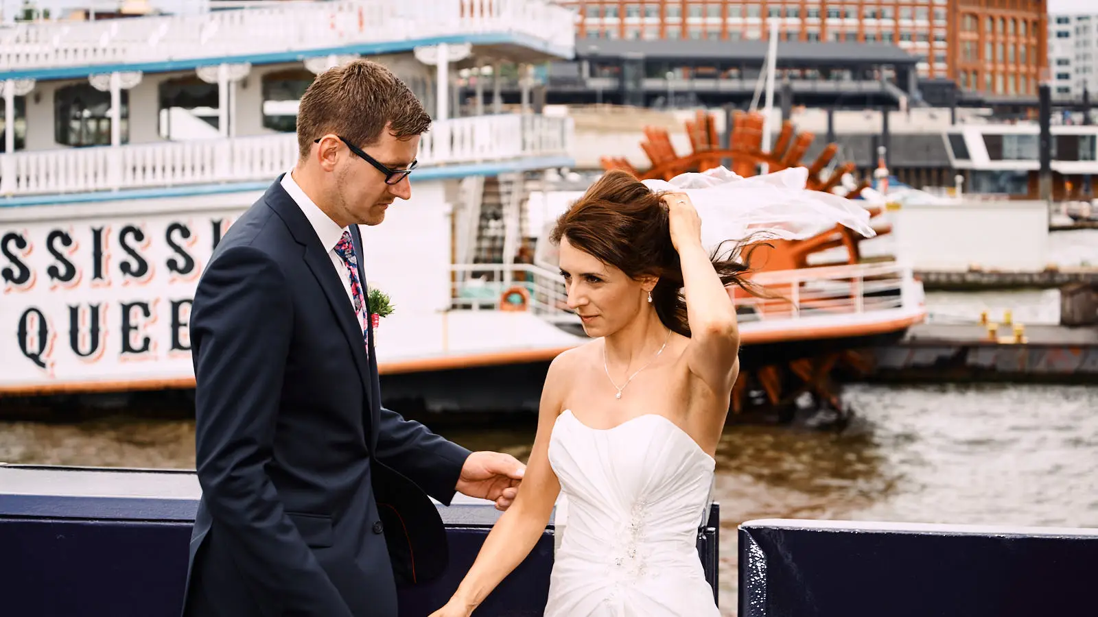 Hochzeitsfotograf Hamburg Hafen. Eine traumhafte Kulisse für traumhafte Momente.